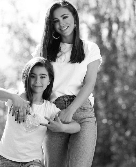Чорно-білий знімок Ані Лорак з дочкою набрав понад 130 тисяч лайків
