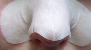 Найчастіше пластир використовується, коли потрібно видалити чорні крапки на носі і на лобі, але для області навколо губ він теж підходить