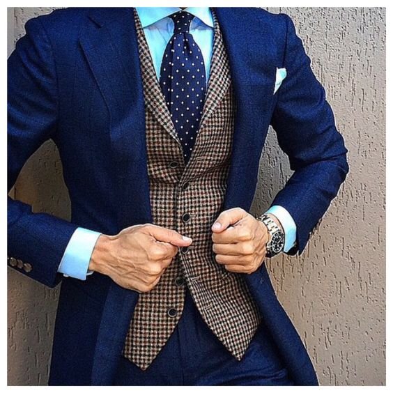 Що стосується аксесуарів, ідеальним завершенням чоловічого стилю стануть шовкові нагрудні хустки (їх можна поєднувати навіть з розслабленими повсякденними піджаками) і тонкі краватки