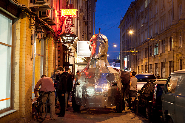 Москва: припаркована алюмінієва качка біля бару Бурбон
