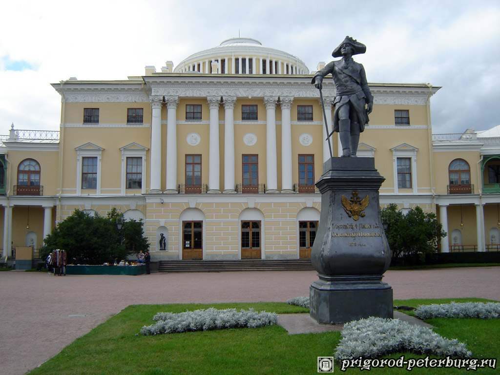 Місто Павловська, що знаходиться всього в 30 кілометрах від Санкт-Петербурга, перш за все, відомий як палацово-парковий ансамбль, серцем якого є Павловський палац разом з пам'ятником Павлу