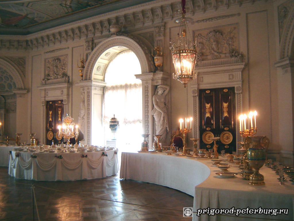 Всі зали дуже красиві і пишні, опинившись в Павловську, обов'язково треба подивитися інтер'єри палацу