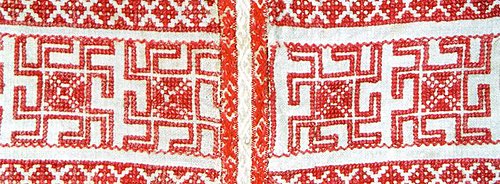 Одне з головних місць в слов'янській культурі займали символи вогню і сонця, їх зображали у вигляді квадрата, ромба, круглих розеток, хрестиків або свастики (що обертається світило)