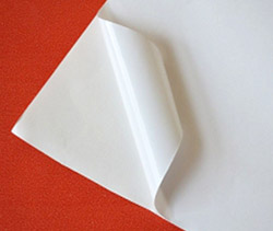 Клей може застосовуватися різного виду і дуже важливо підібрати папір з правильним клейовим складом, щоб вона добре трималася на поверхні, де буде використовуватися