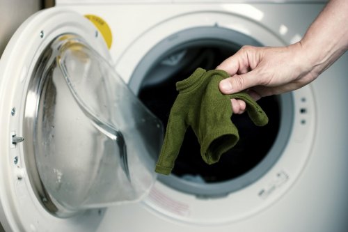 Якщо етап прання проходить у воді температури 45 градусів, то полоскати в холодній воді вовняні речі не потрібно - це прямий шлях до відправки одягу в дитячий гардероб, так як вона неминуче зменшиться в розмірах