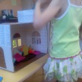 Ляльковий будиночок з коробки своїми руками   Діти дуже люблять грати в будиночок, з чого б він не був зроблений