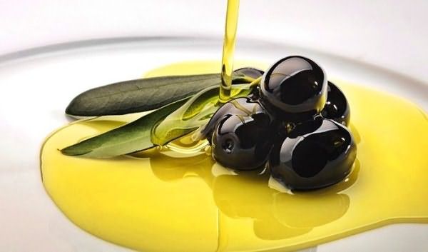 Щоб фарба не пересушує шкіру, бажано змащувати її оливковою або іншим рослинним маслом щовечора