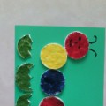 Майстер-клас «Гусениця»   Для того щоб зробити гусеницю, вам знадобитися: лист кольорового картону, ватяні диски, клей ПВА, ножиці, фарби з пензлем і ножиці