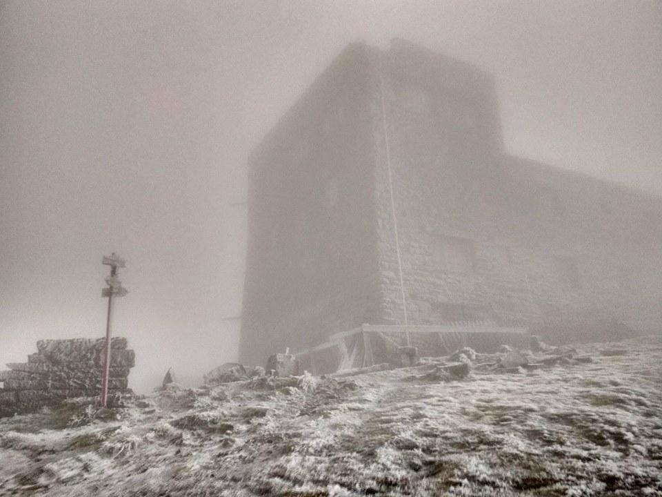 У ніч на 24 жовтня снігом замело популярний гірськолижний курорт Драгобрат в Закарпатській області
