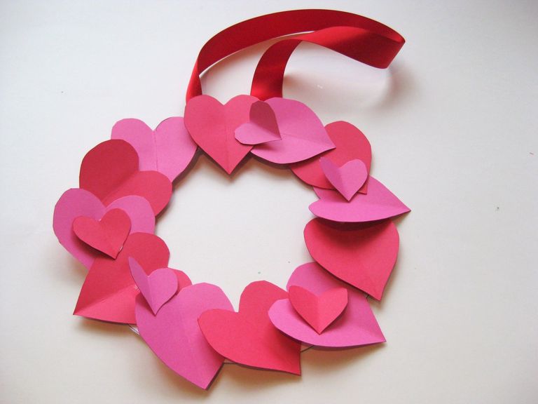 Вінок з сердечок до Дня Святого Валентина прикрасить ваш інтер'єр, а також його можна використовувати як подарунок
