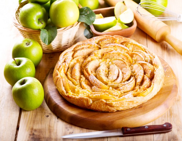 Ароматний осінній пиріг із заварним кремом, яблуками і корицею