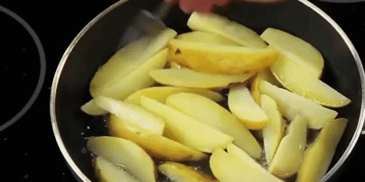 Картопля по-селянськи на сковороді